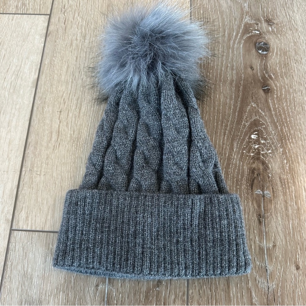 Women’s Gray Knit Pom-Pom Beanie Winter Hat
